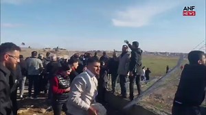 Mardin Nusaybin'de toplanan DEM Partililer, Mardin Nusaybin sınırında tel örgüleri yıkıp Kamışlı'ya geçtiler. #Rojava | Berlin Yeni MEDYA