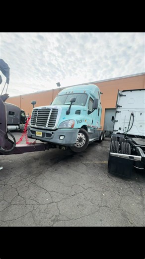 DT12 problem ?? We fix that !!🗯️😼😛 #freightliner #transmission #heavydutymechanic #towing #fyp