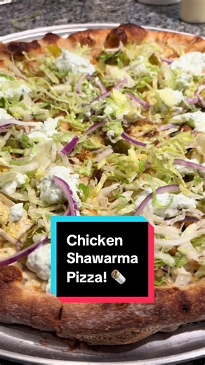 This weekend I made chicken shawarma for me and Mrs. Pizza, so you know I had to try it on a pizza! I have been wanting to do this one for a while, and as expected, it slaps! 96h dough, Toum base (a spicy garlic sauce), mozz and halloumi cheese, shawarma meat, frwsh cut fries, lettuce, red onion, pickles, more toum, and finished with some homemade tzatziki sauce and a little splash of lemon. Ansolute garlicky flavorbomb! I only with ai had retained more meat from shawarma night to put on it! 🌯�