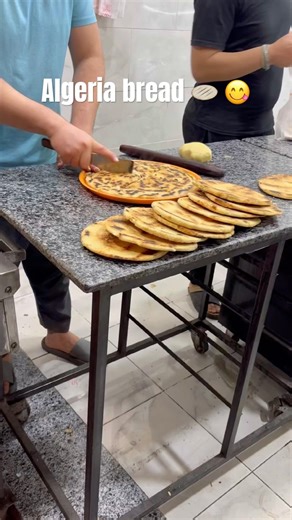 Algeria people making Roti #roti #foodlover #lebon #cheesegarlicbread