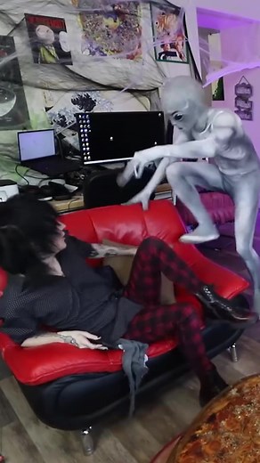 Alien Prank on Johnny and Mikey | Youtuber Robby Pranks