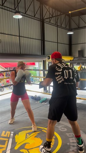 @paige_howarth on Instagram: "Weekend rounds 🇹🇭 Early one this morning 😅big thanks to @ozanmma for the pads #boxing #womensboxing #explore"