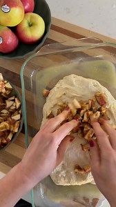 🍎 On vous a préparé une recette décadente de focaccia style beignet aux pommes ! 🤤 On préfère vous avertir : après avoir fait cette focaccia, vous risquez de devenir le responsable officiel des desserts à tous vos prochains rassemblements… Désolé (ou pas 😉). Blague à part, cette recette est non seulement ultra simple à préparer, mais elle déborde de pommes et de saveur ! C’est la recette d’hiver parfaite, celle qui réchauffe le cœur après une bonne séance de pelletage. 👉 La recette complète