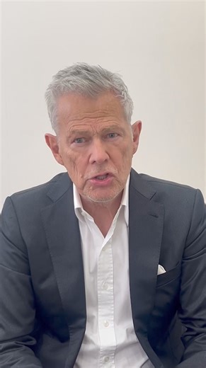 🗣️Special Movie ▷ DAVID FOSTER 現在ブルーノート東京公演中のデイヴィッド・フォスターから、大阪公演に向けたビデオメッセージが到着♩ 昨夜のライヴでは圧巻のパフォーマンスで会場を魅了しました。 明後日6月26日(水)には大阪に登場。トップアーティストたちを数多く手掛けてきた世界最高峰"ヒットマン"が、豪華ヴォーカリストを迎え行うプレミアムライヴをどうぞお見逃しなく✨ - LIVE INFO - 「HITMAN DAVID FOSTER & FRIENDS ASKA, Katharine McPhee, Pia Toscano」 6.26 wed. 大阪 フェスティバルホール https://www.bluenote.co.jp/jp/lp/david-foster-2024/ 「An Intimate Evening with DAVID FOSTER & KATHARINE McPHEE, PIA TOSCANO」 6.23 sun., 6.24 mon. ブルーノート東京 https://www.bluenote.co.jp/jp/artists/da