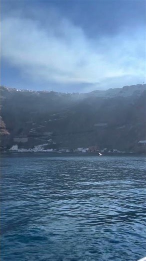 Golden sunsets, whitewashed dreams, and endless blue—Santorini never misses 🌅✨ #Santorini #Greece