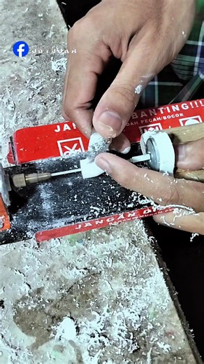 The process of making a mini anti-storm fishing float produces smooth and neat results. #fblifestyle #tutorial #craft #creation #creative #angler #usefulknowledge #gofishing #fishingmania #fishingfloatelegan | Oby Jqka