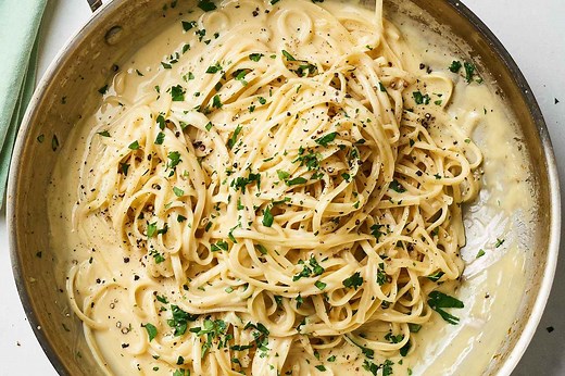 Homemade Alfredo Sauce (Only 5 Ingredients!)