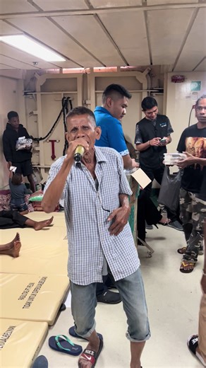 Penumpang Hibur Penumpang Kapal Laut