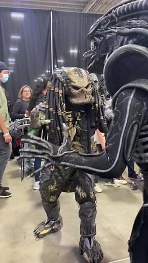 Alien (@kiervek) vs Predator @fanxcomicconvention #fanx2021 #avp #fight #aliencosplay #predatorcosplay #rivals #cosplay #fyp #con #nerdingout
