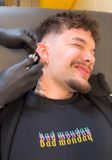 Wir stechen heute ein Industrialpiercing mit einem klassischen Titanstecker 😍 Gepierct im Royal Skin Piercingstudio Berlin 🔥 . ✅ Buche jetzt dein Termin online ✅ www.royalskin-tattoo-piercing.de . . #piercing #pierced #industrialpiercing #earpiercing #piercings