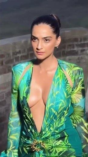 Sonam Kapoor deep cleavage #sonamkapoor