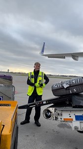 173K views · 1K reactions | Hvad sker der med din bagage efter check-in - fra du sender den afsted på båndet, til den ligger klar i flyet? 麟✈️ Vi tager dig med på rejsen gennem lufthavnens bagagehåndtering og giver et lille kig bag kulisserne  | Copenhagen Airport (CPH) | Facebook