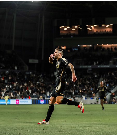 Ryan Hollingshead Scores a Winning Goal for LAFC