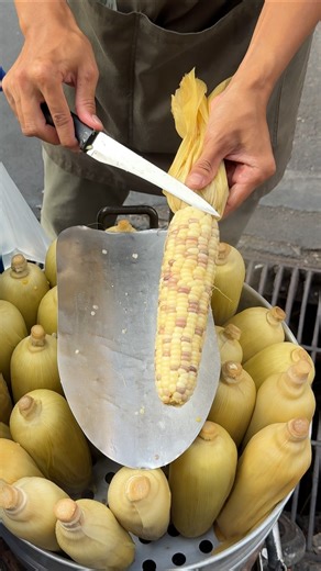 Sweet corn that is easy to eat in the morning when you go to Thailand!!!