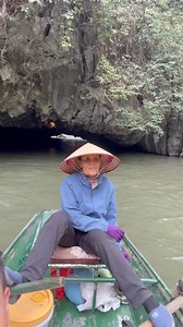 🚣‍♀️ Tam Coc, la baie d’Halong terrestre du Vietnam, vous émerveille par ses rizières paisibles, ses falaises majestueuses et sa rivière mythique. 🌿 Https://soleildorevoyage.com #TamCoc #BaieHalongTerrestre #VoyageVietnam #NordDuVietnam #VietnamAuthentique | Bien Van Dinh