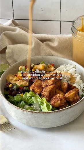 Southwest chicken bowls, meal prep friendly healthy dinner idea! Recipe below ⬇️ #chickenricebowl