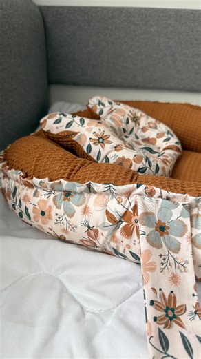 UGC créatrices/artisanes•Créatrice de patrons•Digital•Contenu on Instagram: "Écrivez le mot-clé « Nid » ✨ Créez votre nid pour bébé de vos propres mains, même sans grande expérience en couture. Apprenez pas à pas avec mon master-class en ligne complet 🤍 🔥 Offre spéciale : 29€ au lieu de 49€ Envie d’en profiter ? Écrivez le mot « Nid » en message privé et recevez toutes les informations + le lien d’achat. Créez, apprenez et lancez-vous en toute confiance ✨ #atelier #nidpourbebe #couture #faitma