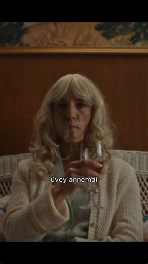 LewFrames on Instagram: "Hikaye az da olsa “Dexter” ı anımsattı mı size de ? Slasher türü filmlerin üstadlarından olan Mike P. Nelson tarafından çekilen film, konusu itibariyle iyi sayılabilir olsa da bir yerde bir şeylerin eksik olduğunu da hissettirmiyor değil. Hikaye ise şöyle ilerliyor : Bir çocuk, Noel Baba kostümü giymiş bir adam tarafından anne ve babasının öldürülmesine tanık olur. Yıllar sonra, yetişkin olduğunda kendisi de bir Noel Baba kostümü giyer ve çocukluğundaki travmatik olaydan