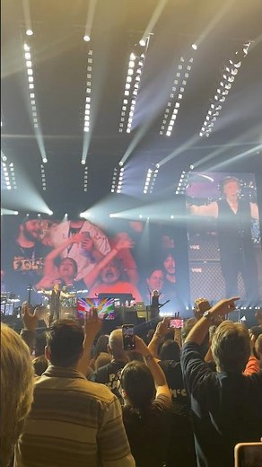 Audience sings Hey Jude with Paul McCartney