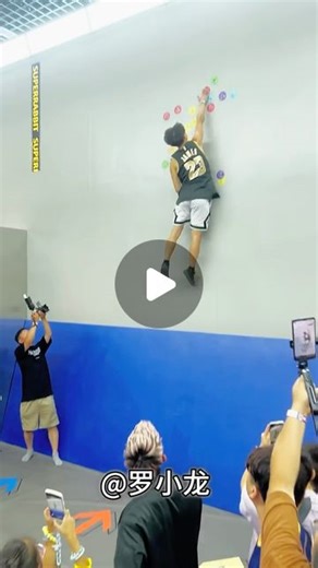 God Statham 郭达斯坦僧 on Instagram: "体育达人聚会时的摸高比赛。🙋 Follow @godstatham For More！ #parkour #gymnastics #streetworkout"