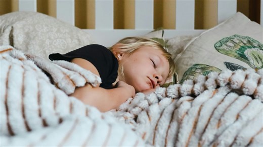 Το παιδί σας τρίζει τα δόντια του όταν κοιμάται; Πότε πρέπει να ανησυχήσετε