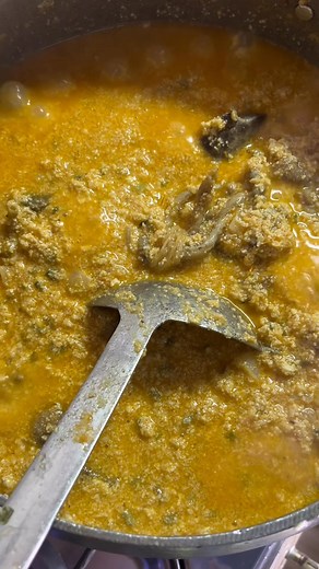 5eme et dernière recette avec l’amarante. J’ai profité du concours culinaire lancé par le projet Horti plus pour vous partager des recettes avec l’amarante comme ingrédient principal. Au regard des vertus de cette feuille j’ai jugé bon de faire plusieurs recettes et j’ai pris plaisir à vous les partager. J’espère que vous allez l’adopter cette feuille au multiples vertus dans votre cuisine du quotidien. Pour cette dernière vidéo, j’ai fais une sauce. Pistache tripes un peu de peau de bœuf oublié