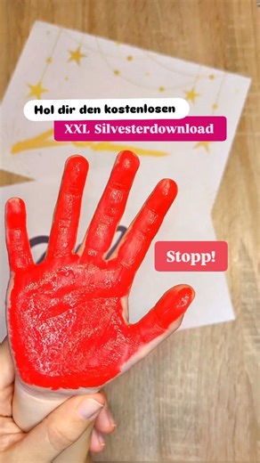 Lea | schnelle Ideen für Kinder | DIY | Freebie | Experimente on Instagram: "Weitersagen! 🫶So bekommst du den Download ⬇️❤️ Ohhh es ist soweit. Ich freu mich schon wieder wie ein kleines Kind 😂🤭 Ich habe wirklich stundenlang letztes Jahr und die letzte Woche am Handy für euch gearbeitet (mit schlafendem Kuschelmäuschen an mir 🤭🥰). Ihr bekommt auf 59 Seiten eine ganz große Ideensammlung als Download für eure Silvesterparty mit Kindern und Erwachsenen. Ich habe versucht Spiele speziell für eu