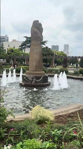 山下公園は、横浜港に面した開放的な公園で、美しい海の景色を眺めながらゆったりと散策を楽しめる人気スポットです。
