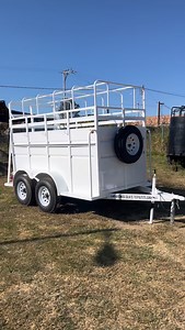 610 reactions · 131 comments | La fuerza no solo está en el trabajo… Está en lo que usas para hacerlo bien.  Remolque ganadero 1.52x3.05 m, hecho para resistir el peso del campo y la confianza de cada vaquero.  #remolque #caballo #cowboy #horseriding #caballos #horselife #horse #ganado #vaquero #teamroping | Remolques E Implementos Tepatitlan | Facebook