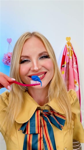 TOOTHPASTE MAGIC: TURN IT INTO CANDY! 🍬 | FUN UNDERWATER HACKS 💦 #shorts