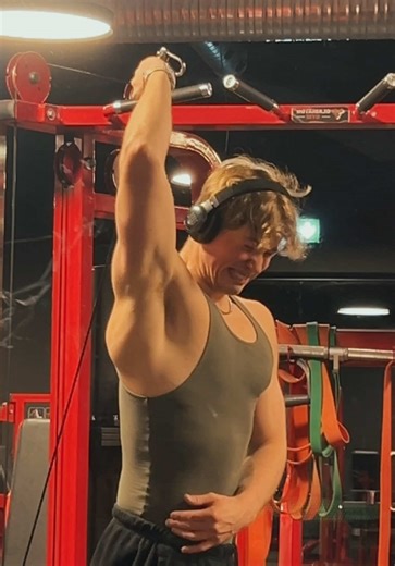 One arm overhead extension = bigger tricep! Ur welcome🙌🏻 #elbow #tricep #overheadextension