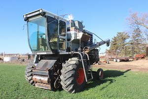 1982 Allis-Chalmers Gleaner F2 2WD Combine | Agriculture