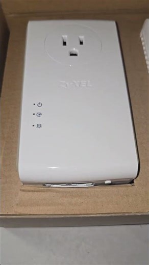 ZyXEL AV2000 Pass-thru Ethernet Adapter Powerline With Ethernet Cables