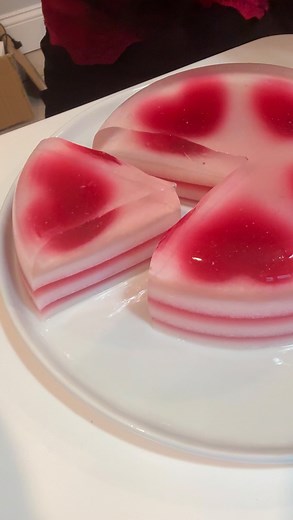 Recipe: The jello I make is so healthy and good for skin! It’s made with agar agar which is good for digestive health, bones, and so good for moisturizing hair and skin! 1 TEASPOON agar to 1 CUP liquid Hearts: agar, water, dragonfruit powder, and honey Red layer: agar, water, cherry juice White layer: agar, water, coconut milk, vanilla, honey Let me know if you need exact measurements! This has been my favorite mid-day dessert/ snack recently and I literally crave it! It’s so refreshing. #jello 
