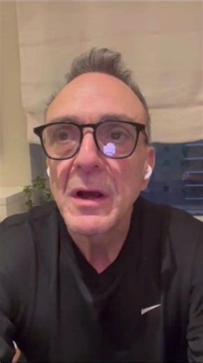 Hank Azaria mourns the loss of his dear friend Matthew Perry, who he credits for helping him get sober. ❤️ See more star tributes here 🔗: https://extratv.com/2023/10/28/matthew-perry-stars-remember-friends-actor/ (📷: Instagram) | Extra