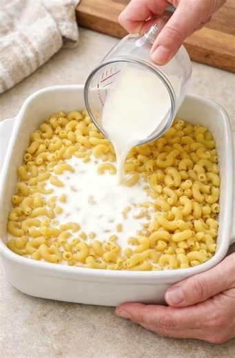 🧀 Creamy Baked Macaroni & Cheese