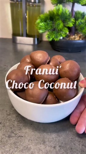 Franui Cioccolato Cocco🧁 Idea golosa by @marco_ramix Fragole cioccolato bianco olio di cocco cioccolato al latte pizzico di sale Lasciare riposare in frigorifero tutta notte #franuí #strawberry #chocolate #coconut #dessert #cake #dolci #ricettafacile #cooking #food Fragole Chocolate Dessert Ricette Cucinare | Marco Ramix