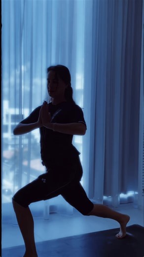 New Yorkers, when you start your morning with us, you will be burning fat for the rest of the day #electromusclestimulation #20minworkout #emstraining #fyp #nycworkout #athomeworkout #morningroutine