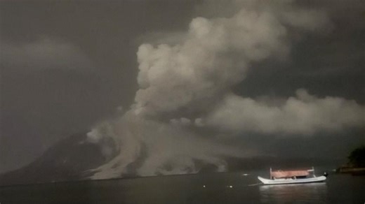 Volcán en Indonesia vuelve a erupcionar y obliga evacuar una ciudad - CNN Video