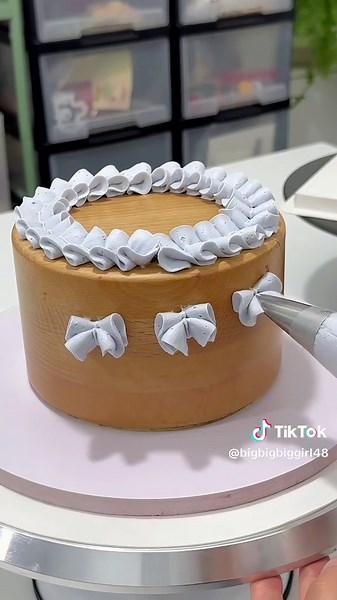 When decorating a vintage cake,leaf piping tip is your best friends(112/middle size) #cakedecorating #pipingtips #pipingvideo #beginnerfriendly #caketok