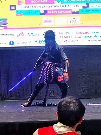 Kompetisi Coswalk Sasuke Uchiha di IIBF 2025