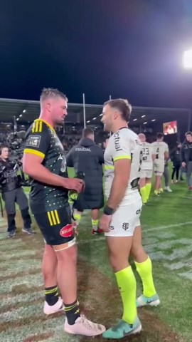 HugeStuds on Instagram: "Am I interrupting something? @huge_studs #workout #workhard #training #muscled #bodybuilder #fitnesslife #fit #gym #hunk #menstyle"