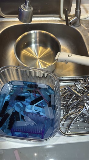 Effective Tool Cleaning Process with Barbicide