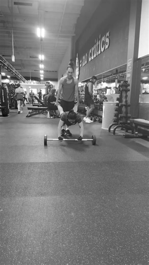 #gym #workout #training #trainer #pt had to try the bar ănd wheelbarrow movement! Good for core 😅@Lisi