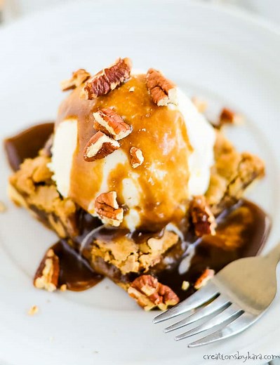 Applebees Blondie with Maple Cream Sauce (Copycat Recipe!)