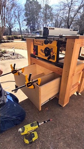 Modular style workbench with a built in dewalt table saw by #casarojawoodworking #woodworking #diy