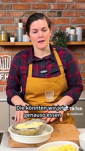 Hast du Spätzle schon mal selbst gemacht? 🤔 Nein? Dann wird es Zeit! Du brauchst nur 3 Zutaten und wie einfach du Spätzle selbst machen kannst, zeigt euch heute die liebe Viki Fuchs. Und wie immer hat sie auch noch den ein oder anderen Profi Tipp parat! 💡 Aus dem neuen Format: Einfach, lecker, Viki! Zutaten (für 6 Portionen als Beilage bzw. 4 Personen als Hauptspeise): 500 g Mehl 6 Eier 200 ml Milch Salz Und wer noch mehr lernen will, schaut sich Vikis Kochkurse auf Chefkoch an👩‍🍳: https://k