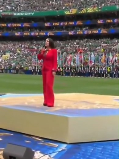 Salma Hayek da la bienvenida al Mundial de fútbol en el Estadio Azteca: