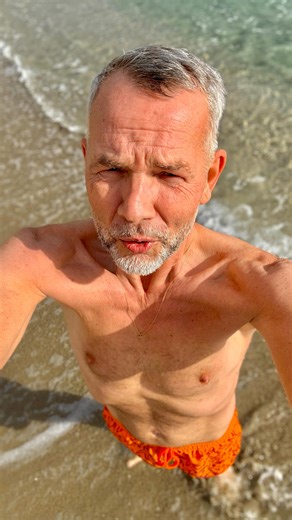 Michael Roth | New Year‘s challenge: anbaden im 15 Grad mittelwarmem Meer. Was soll jetzt noch im neuen Jahr passieren. Und Ihr so? #ontheroth... | Instagram