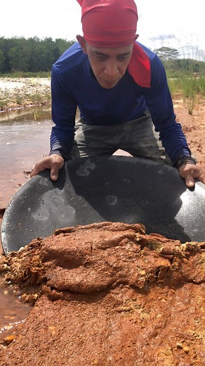wow😲gold rust is scattered on the edge of a haunted river #gold #goldhunter #goldmine #emasmurni #PUREGOLD #goldmining #viralreelsシ | Gus Rendy